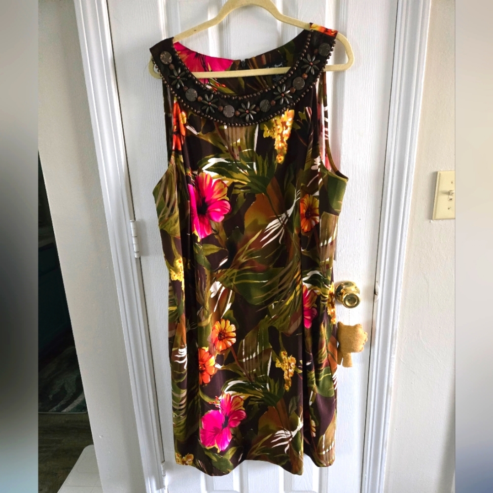 Maggie Barnes sleeveless tropical print dress with wooden bead neckline Size 26